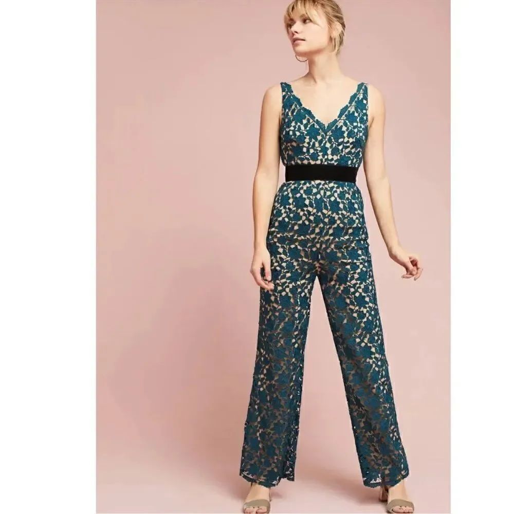 ML Monique Lhuillier Lace V-
Neck Jumpsuit/ size 8